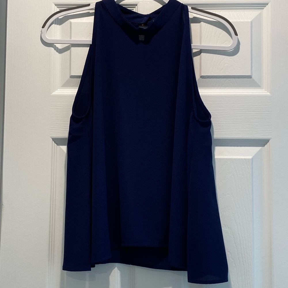 Tank top with cute button details around the neck